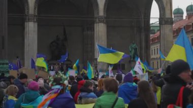 18 Şubat 2023. Münih, Odeonsplatz Almanya. Münih 'teki Odeonsplatz' da Rusya ile Ukrayna arasındaki işgal ve savaşa karşı Ukraynalı mültecilerin gösterisi. Almanya 'da savaş karşıtı protesto. 
