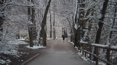 20 Mart 2022 Münih, Almanya. İnsanlar kışın Muenchen 'de karlı havada Isar nehir seti boyunca koşar. Kış boyunca Münih 'te bir Isar' ı dolaştım. Koşucular her türlü havada antrenman yaparlar.. 
