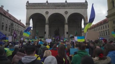 18 Şubat 2023. Münih, Odeonsplatz Almanya. Münih 'teki Odeonsplatz' da Rusya ile Ukrayna arasındaki işgal ve savaşa karşı Ukraynalı mültecilerin gösterisi. Almanya 'da savaş karşıtı protesto. 