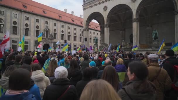 2023年2月18日慕尼黑 Odeonsplatz德国在Odeonsplatz的Munchen抗议俄罗斯和乌克兰之间的入侵和战争的乌克兰难民示威 德国的反战抗议 — 图库视频影像