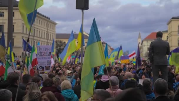 2023年2月18日 ミュンヘン オデオン広場 ドイツ オデオン広場のムンヘンでのロシアとウクライナの侵略と戦争に対するウクライナからの難民のデモ ドイツにおける反戦デモ — ストック動画