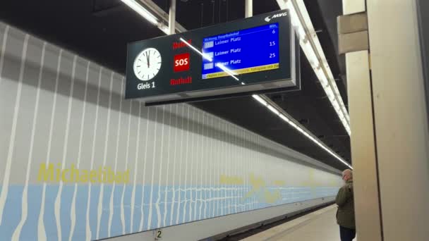 Noviembre 2023 Munich Alemania Interior Estación Metro Michaelibad Estación Das — Vídeo de stock