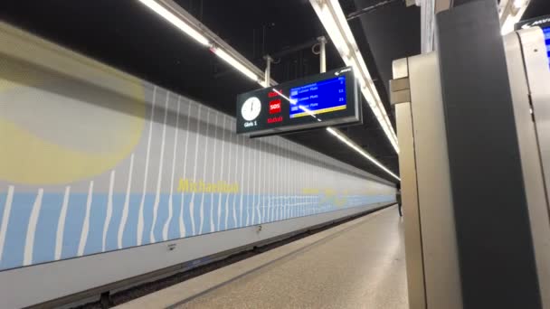 München Tyskland Inredning Tunnelbanestationen Michaelibad Das Innere Der Bahn Station — Stockvideo