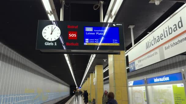 2023年11月30日 ミュンヘン ドイツ 地下鉄のマイケル バイバッド駅の内部 Das Innere Der Bahn駅について バーンホフ — ストック動画