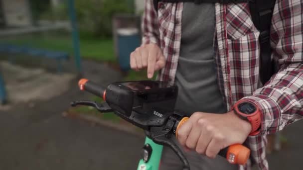Человек Использует Смартфон Арендовать Электрический Скутер Городе Молодой Парень Платит — стоковое видео