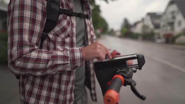Muž Používá Smartphone Pronájmu Elektrický Skútr Městě Mladík Platí Scooter — Stock video