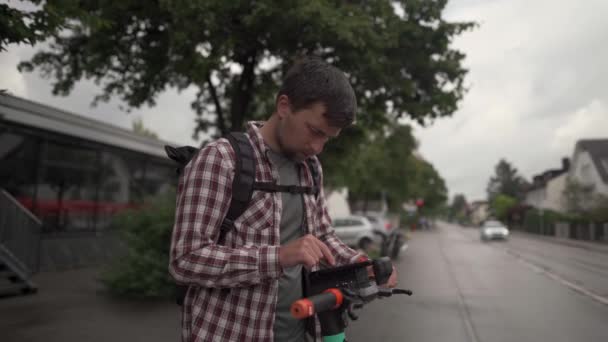 Man Gebruikt Een Smartphone Voor Het Huren Van Elektrische Scooter — Stockvideo