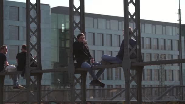 Maret 2022 Munich Jerman Hackerbrucke Orang Orang Bersantai Duduk Jembatan — Stok Video