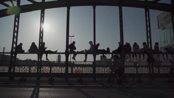ドイツのミュンヘン ハッカーブルク 人々は ムンヘンの中心バスステーション近くの橋に座ってリラックスし ドリンクや晴れた天気をお楽しみください ミュンヘンの若者のための人気の会議場所 — ストック動画