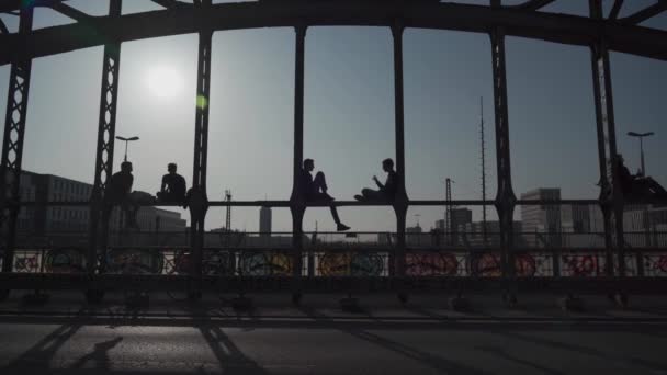 Mnichov Německo Hackerbrucke Lidé Relaxovat Sedí Mostě Blízkosti Centrálního Autobusového — Stock video