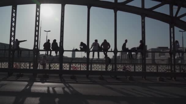 Мюнхен Німеччина Хаккербрук Люди Розслабляються Сидячи Мосту Біля Центрального Автовокзалу — стокове відео