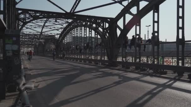 Března2022 Mnichov Německo Hackerbrucke Lidé Relaxovat Sedí Mostě Blízkosti Centrálního — Stock video