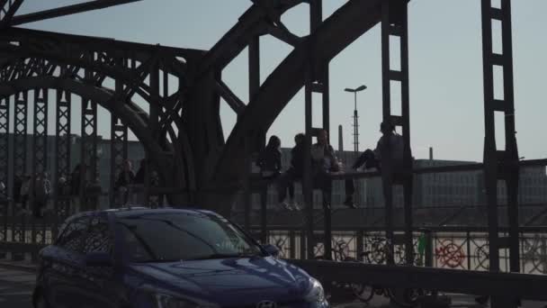Березня 2022 Року Мюнхен Німеччина Хаккербрук Люди Розслабляються Сидячи Мосту — стокове відео