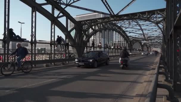 Марта 2022 Года Мюнхен Германия Hackerbrucke Люди Отдыхают Сидя Мосту — стоковое видео