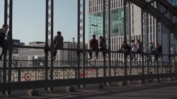 Березня 2022 Року Мюнхен Німеччина Хаккербрук Люди Розслабляються Сидячи Мосту — стокове відео