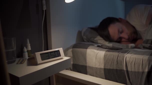 Triste Homme Réveillant Couché Sur Lit Fermant Les Yeux Bâillant — Video