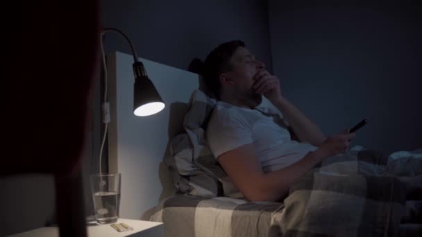 Geceleri Alet Kullanırken Yaralı Yorgun Gözlü Bir Adam Uykusuzluk Uykusuzluk — Stok video