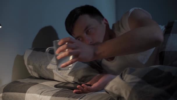 Homem Cansado Não Consegue Dormir Noite Bebe Água Vidro Enquanto — Vídeo de Stock