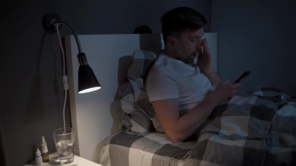 Młody Człowiek Uzależniony Telefonów Komórkowych Nie Śpi Cierpi Bezsenność Nocy — Wideo stockowe