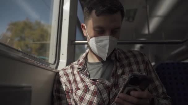 독일에서 사람들은 날씨가 보호용 마스크를 스마트폰을 사용하며 열차를 탑니다 모바일 — 비디오