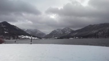 Kış Oberbayern 'i gör. Schliersee bir einem schonen Wintertag. Bavyera kış manzarası. Der Schliersee im Winter, Bayern. Alman Alplerinde ünlü göl, kışın karlı havada.. 