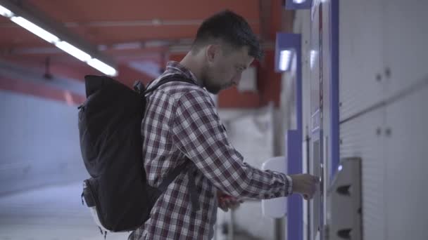 Людина Купує Товар Від Торгової Машини Мюнхені Німеччині Чоловік Допомогою — стокове відео