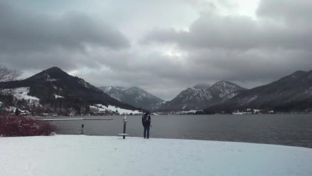 ウィンター オベイバーン ウィンタータグのシュライザー バイエルンの冬の風景 シュライエー バイエルン 雪の天候で冬のドイツアルプスの有名な湖 — ストック動画
