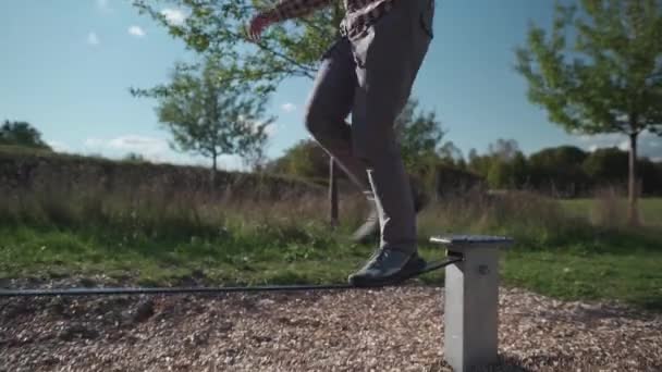 Homem Iniciante Aprende Andar Equilibrar Slackline Tênis Livre Alemanha Área — Vídeo de Stock