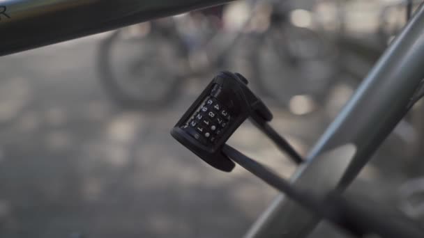 Säkra Cyklar Mot Stöld Eller Stöld Närbild Hopfällbar Metall Kombinationslås — Stockvideo