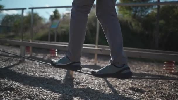 Seorang Pemula Belajar Bagaimana Berjalan Dan Menyeimbangkan Kelonggaran Dalam Sepatu — Stok Video