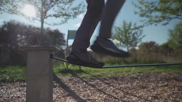 Hombre Principiante Aprende Caminar Equilibrar Slackline Zapatillas Aire Libre Alemania — Vídeos de Stock