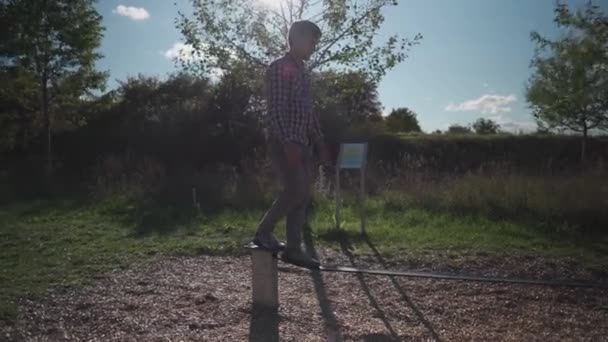 Homem Iniciante Aprende Andar Equilibrar Slackline Tênis Livre Alemanha Área — Vídeo de Stock