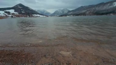 Kış Oberbayern 'i gör. Schliersee bir einem schonen Wintertag. Bavyera kış manzarası. Der Schliersee im Winter, Bayern. Alman Alplerinde ünlü göl, kışın karlı havada.. 