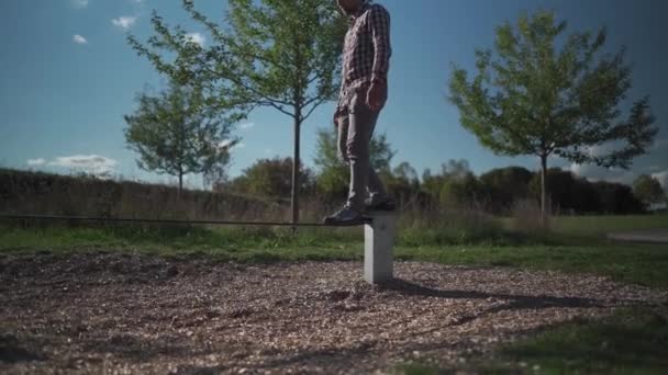 Человек Кроссовках Учится Ходить Балансировать Балансирующей Веревке Резины Парке Германии — стоковое видео