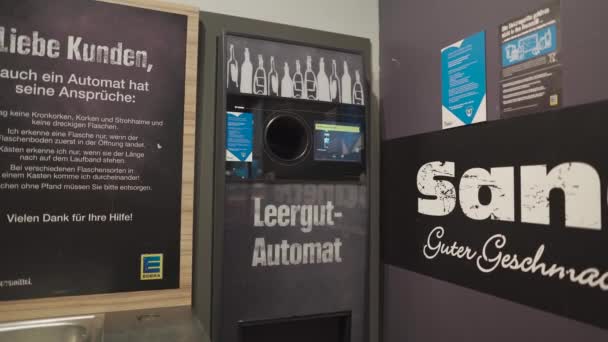 September 2022 München Duitsland Automatische Fles Recycling Machine Voor Het — Stockvideo