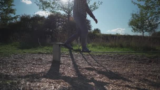 Hombre Principiante Zapatos Aprende Caminar Mantener Equilibrio Flojo Goma Parque — Vídeos de Stock