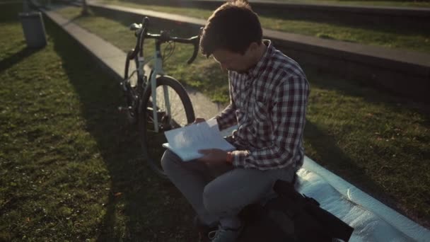 Estudiante Masculino Tomando Notas Cuaderno Sentado Parque Cerca Bicicleta Tipo — Vídeo de stock