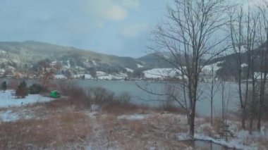 Kış Oberbayern 'i gör. Schliersee bir einem schonen Wintertag. Bavyera kış manzarası. Der Schliersee im Winter, Bayern. Alman Alplerinde ünlü göl, kışın karlı havada.. 