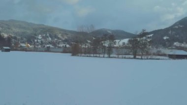 Kış Oberbayern 'i gör. Schliersee bir einem schonen Wintertag. Bavyera kış manzarası. Der Schliersee im Winter, Bayern. Alman Alplerinde ünlü göl, kışın karlı havada.. 