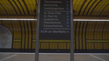 20 Nisan 2022. Münih, Almanya. Theresienwiese metro istasyonunun içi. Der Bahnhof Theresienwiese. U-Bahn U4 U5 Munchen. Verkehrsmittel Muenchen. MVG. Ekim Festivali 'nin devam ettiği metro istasyonu. 