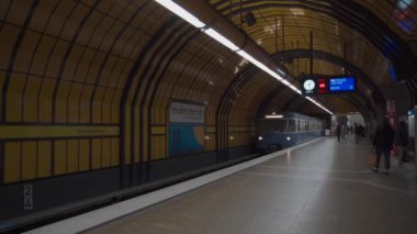 20 Nisan 2022. Münih, Almanya. Theresienwiese metro istasyonunun içi. Der Bahnhof Theresienwiese. U-Bahn U4 U5 Munchen. Verkehrsmittel Muenchen. MVG. Ekim Festivali 'nin devam ettiği metro istasyonu. 