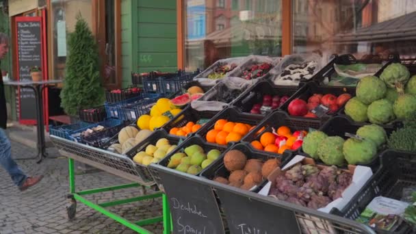 Dubna 2022 Mnichov Německo Viktualienmarkt Mnichově Německo Ovoce Zelenina Stánek — Stock video