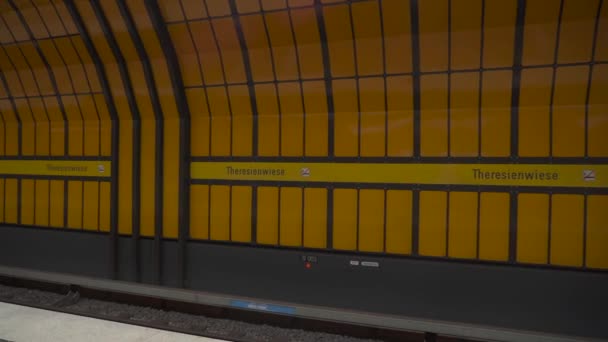 München Németország Theresienwiese Metróállomás Belseje Der Bahnhof Theresienwiese Ben Bahn — Stock videók
