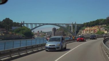 Porto, Portekiz. Ponte da Arrabida. Popüler güzel köprü Ponte da Arrabida 'nın Porto yakınlarındaki Douro nehrinin üzerindeki otobüs penceresinden geçişi.. 