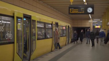 12 Mart 2022. Almanya, Berlin. Berlin 'de yeni tip metro trenleri bir yeraltı metro istasyonunda sarı renkli. Sen bahn berlin neue zug. Berlinli Verkehrsbetrieben BVG. Neue U-Bahn Wagen Berlin. 