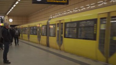 12 Mart 2022. Almanya, Berlin. Berlin 'de yeni tip metro trenleri bir yeraltı metro istasyonunda sarı renkli. Sen bahn berlin neue zug. Berlinli Verkehrsbetrieben BVG. Neue U-Bahn Wagen Berlin. 