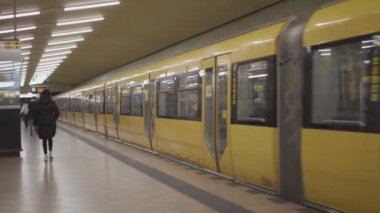 12 Mart 2022. Almanya, Berlin. Berlin 'de yeni tip metro trenleri bir yeraltı metro istasyonunda sarı renkli. Sen bahn berlin neue zug. Berlinli Verkehrsbetrieben BVG. Neue U-Bahn Wagen Berlin. 