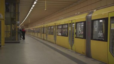 12 Mart 2022. Almanya, Berlin. Berlin 'de yeni tip metro trenleri bir yeraltı metro istasyonunda sarı renkli. Sen bahn berlin neue zug. Berlinli Verkehrsbetrieben BVG. Neue U-Bahn Wagen Berlin. 