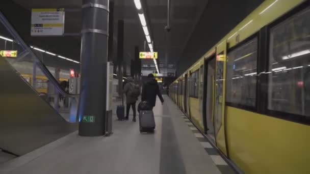 2022년 12일 베를린 지하철역에서 노란색으로 베를린에서 새로운 종류의 지하철 열차가 — 비디오