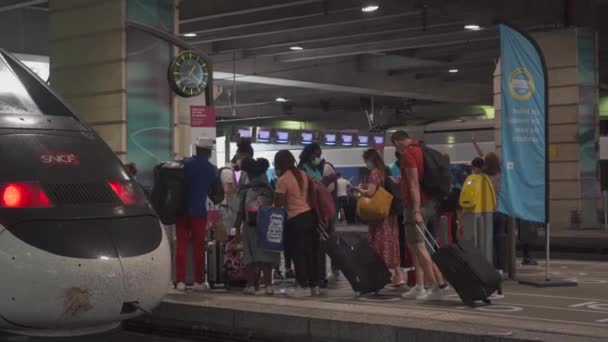 2021年8月21日 フランス モンパルナス フランスの鉄道ターミナル 鉄道駅の乗客は スーツケースと手荷物で駐車された列車に沿って歩きます Sncf鉄道Tgvステーション — ストック動画